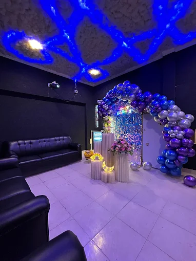 Decor in Cafe - Book Now